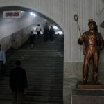 Treppe zur tiefen Ubahn, Statue