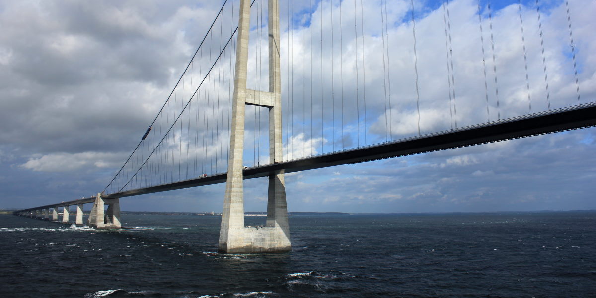 Hängebrücke über Meer
